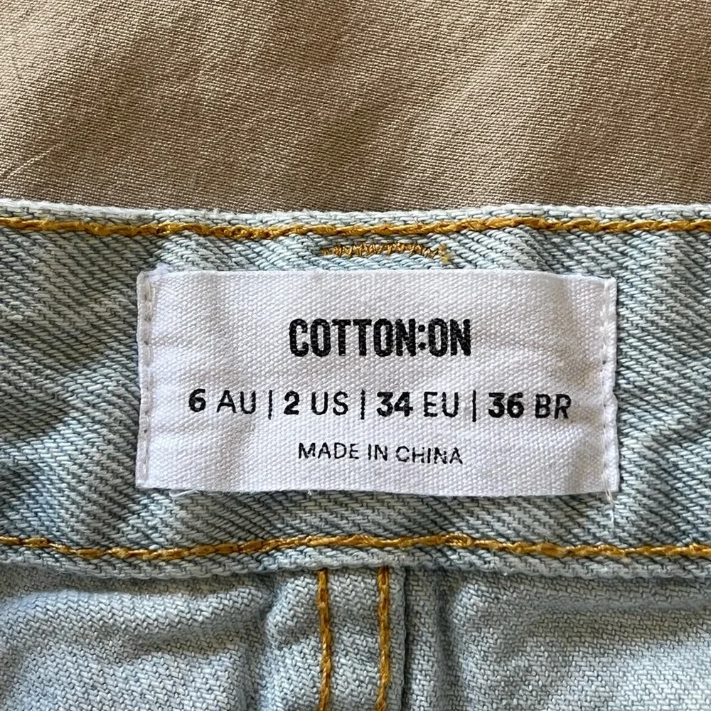 Cotton On | Light wash denim high rise mom short cut off jean shorts siz…